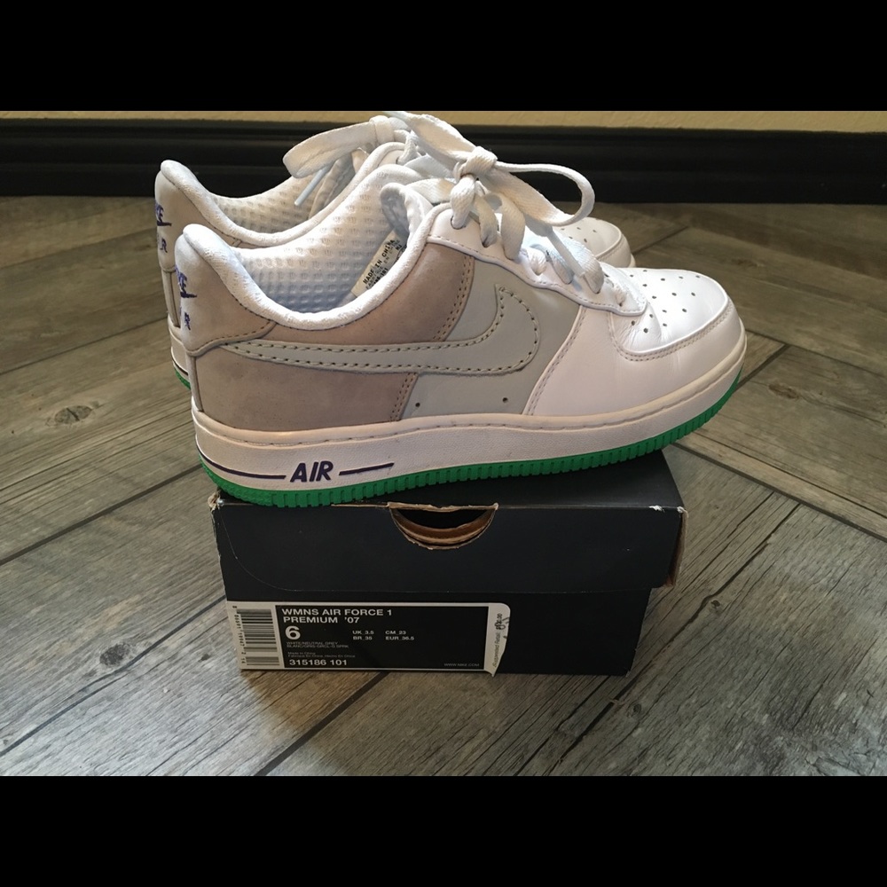 Nike Women’s Air Force 1 Size 6 white/grey/green